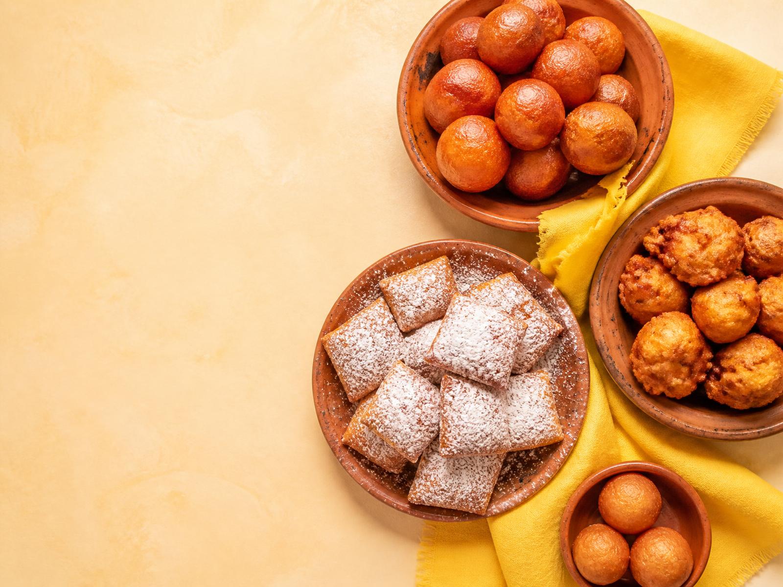 Assortiment de beignets dorés faits maison